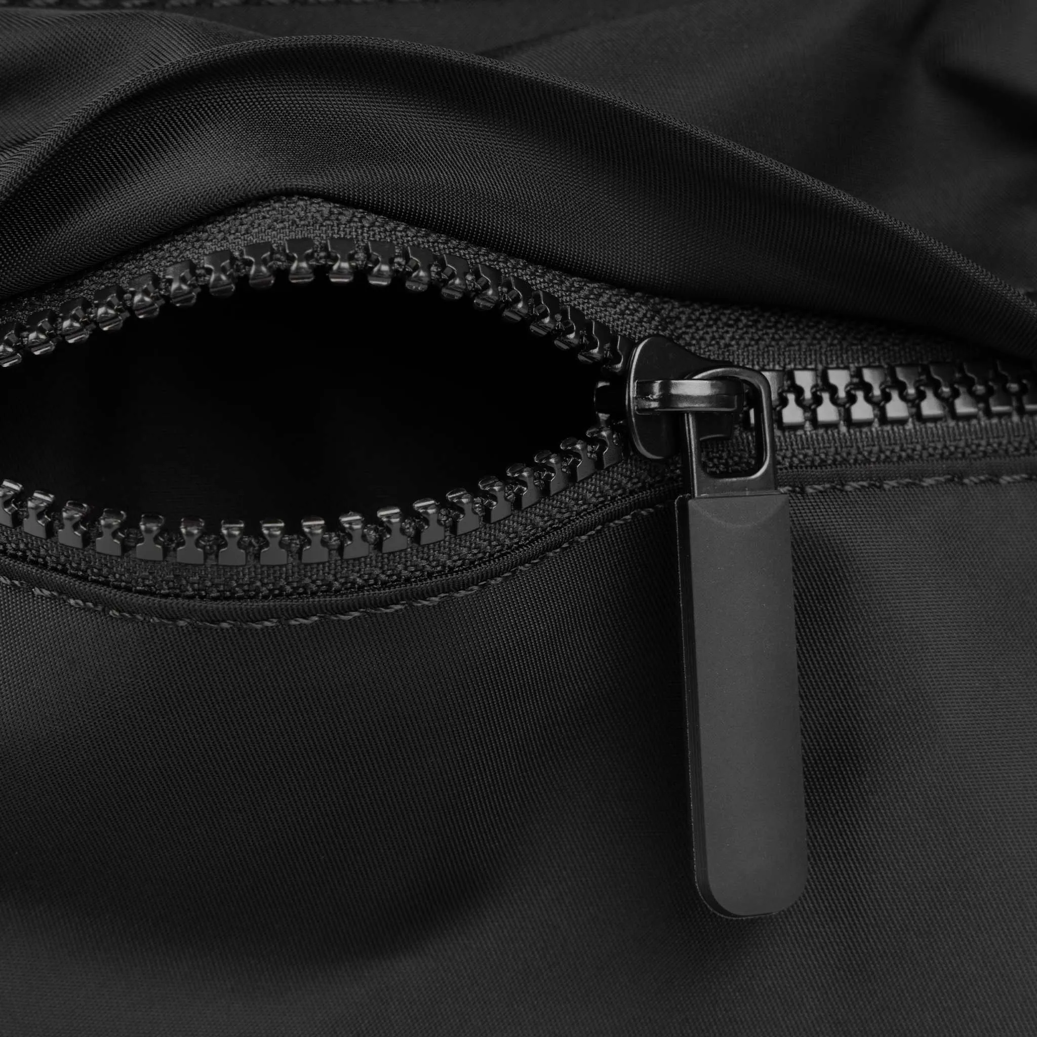 Moorgate M All Black Recycled Nylon